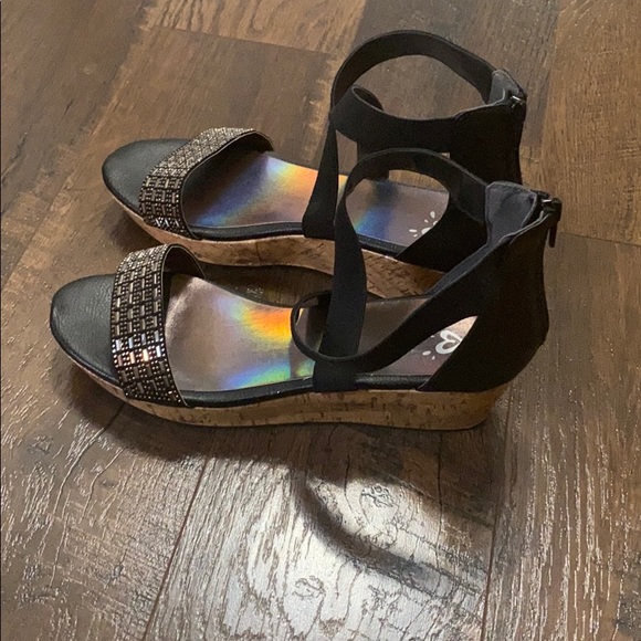 Shoes - Picture 2 of 3